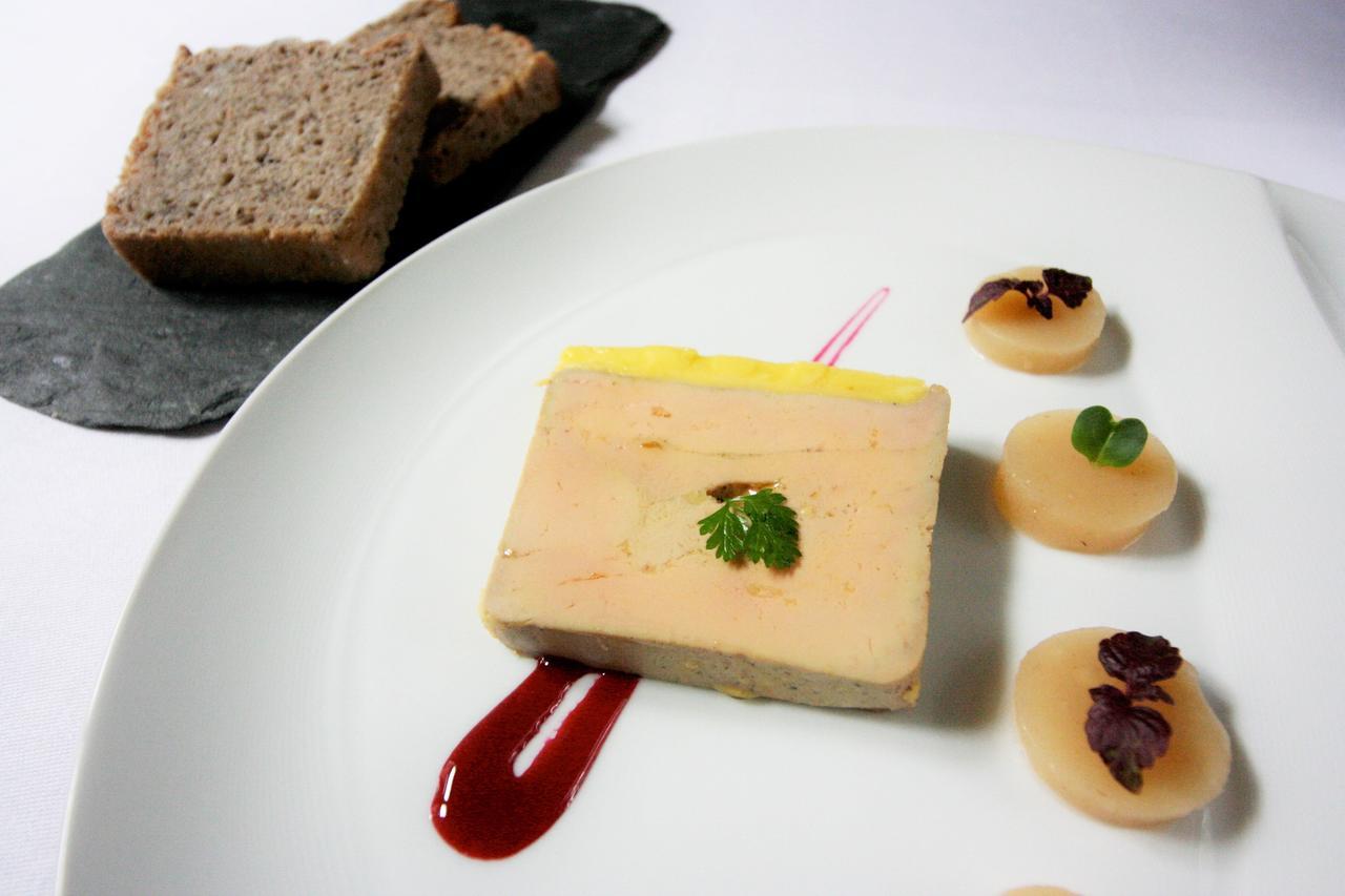 Logis - Hotel & Restaurant Du Tribunal มอคตาญ-โอ-แปร์ช ภายนอก รูปภาพ